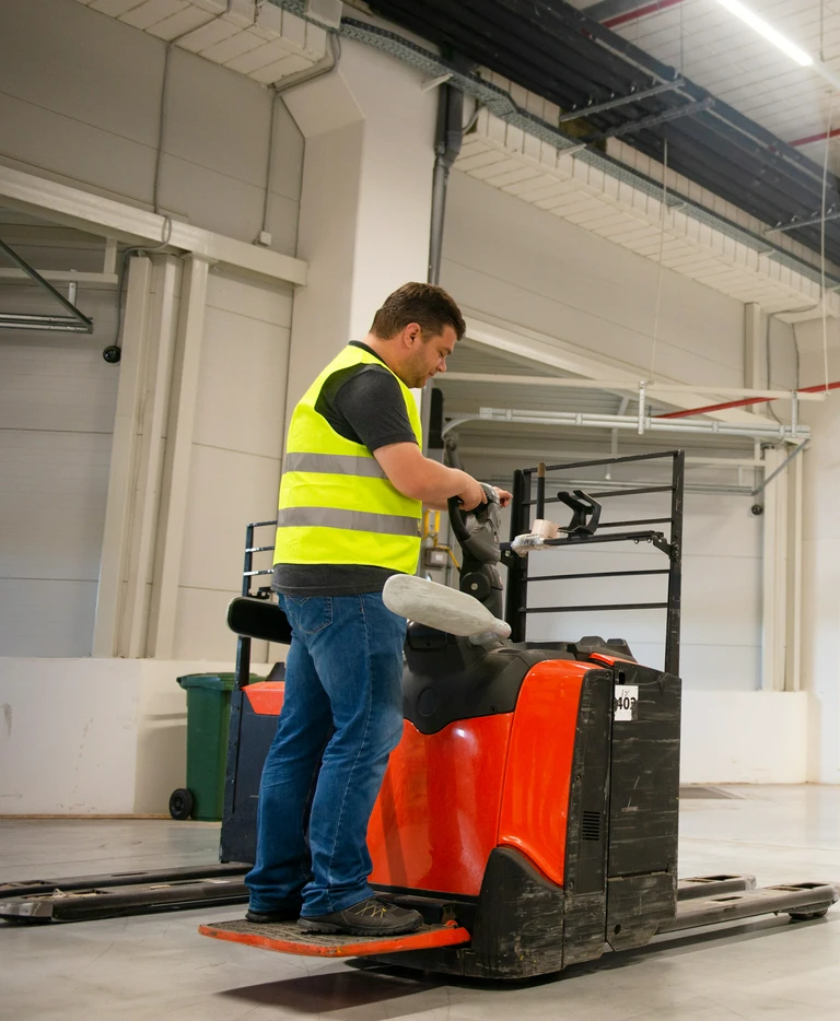 mężczyzna na&nbsp;wózku widłowym