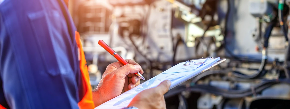 mężczyzna z&nbsp;dokumentami i&nbsp;długopisem