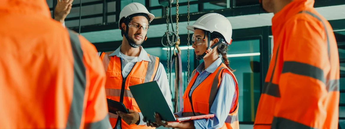 kobieta i&nbsp;mężczyzna w&nbsp;białych kaskach