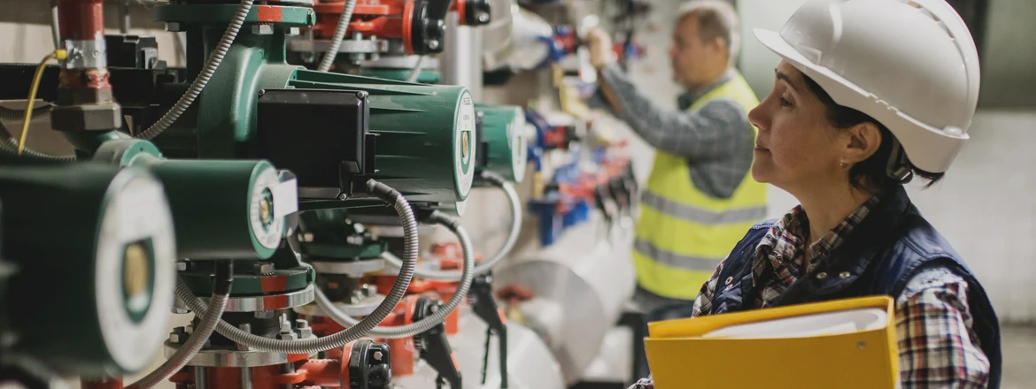 kobieta w&nbsp;białym kasku