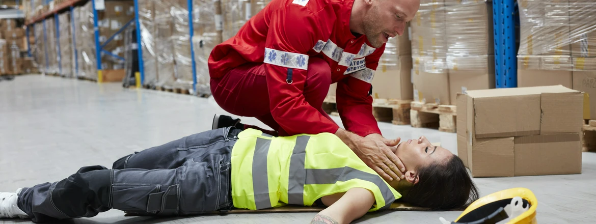 ratownik przy kobiecie